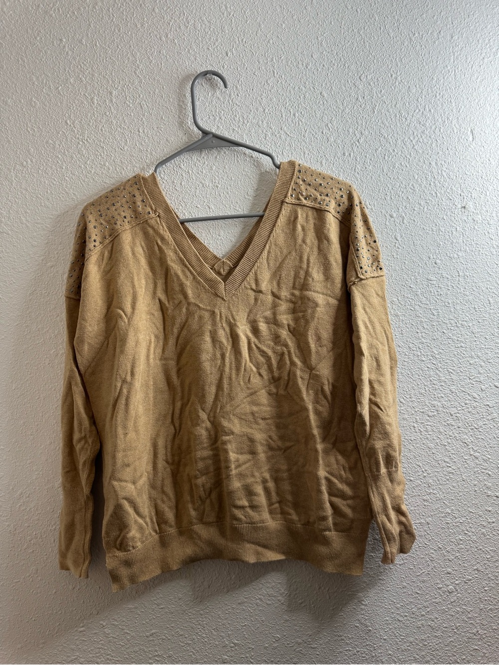 GAP Women's V-Neck Studded Shoulder Sweater - Camel